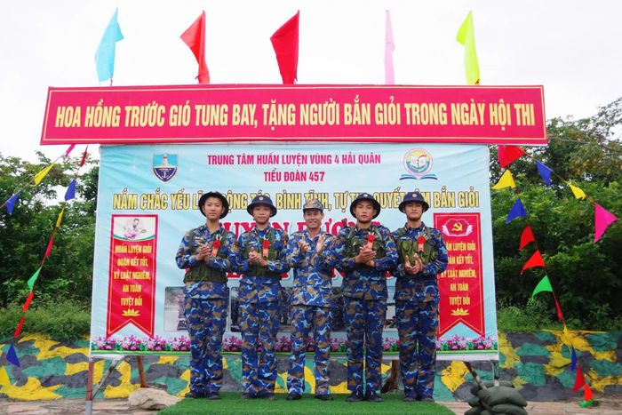 Chỉ huy trung tâm tuyên dương học viên bắn giỏi.