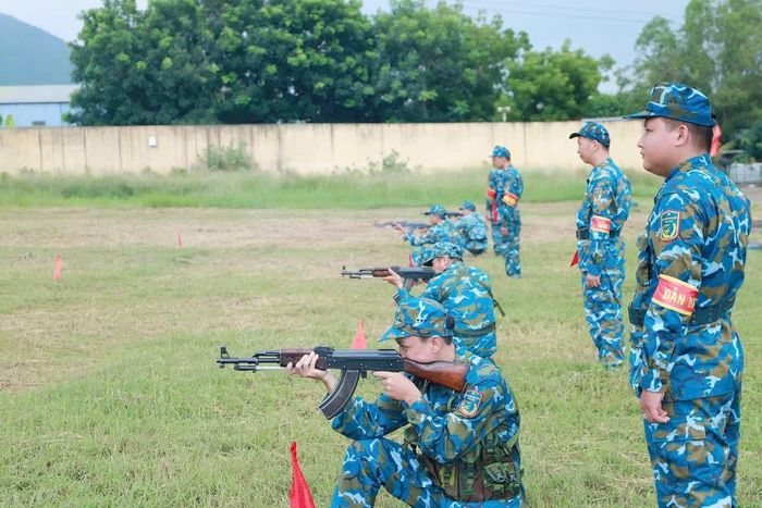 Thực hành bắn súng tiểu liên AK bài 1 ở tư thế quỳ bắn.