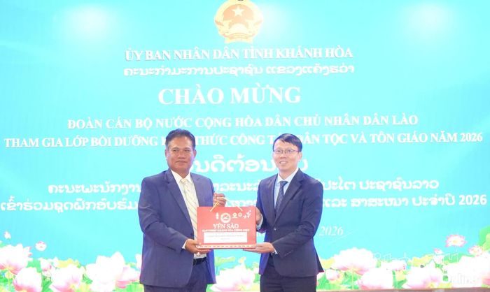 Phó Chủ tịch UBND tỉnh Nguyễn Thanh Hà tặng quà lưu niệm cho đồng chí Phongtisouk Siphomthaviboun.