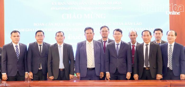 Phó Chủ tịch UBND tỉnh Nguyễn Thanh Hà cùng các đại biểu chụp ảnh lưu niệm cùng Đoàn cán bộ nước Cộng hòa Dân chủ Nhân dân Lào.