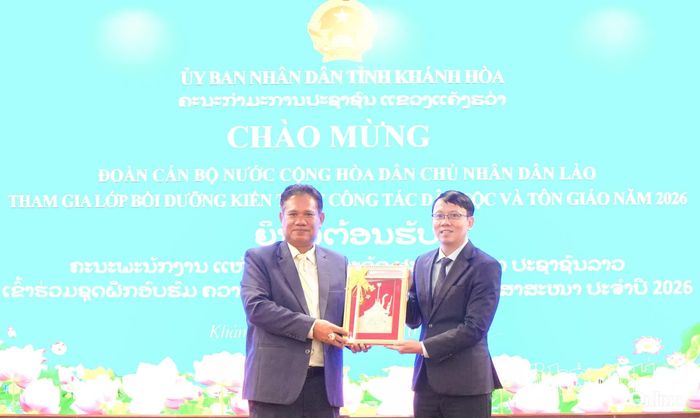 Đồng chí Phongtisouk Siphomthaviboun tặng quà lưu niệm cho đồng chí Nguyễn Thanh Hà. 