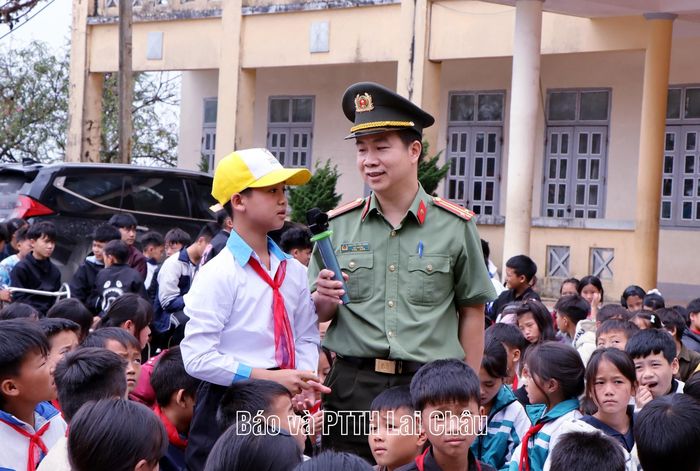 Đại diện các đơn vị phối hợp tổ chức thực hiện truyền thông trực tiếp cho các em học sinh.
