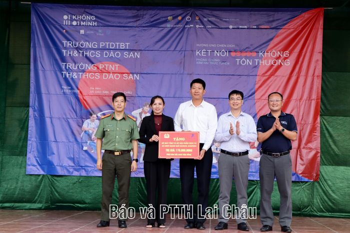 Đại diện lãnh đạo VNPT Lai Châu, Phòng an ninh mạng (Công an tỉnh Lai Châu) tặng bộ máy tính cho nhà trường.