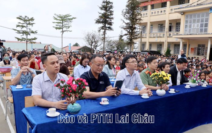 Các đại biểu dự buổi truyền thông.