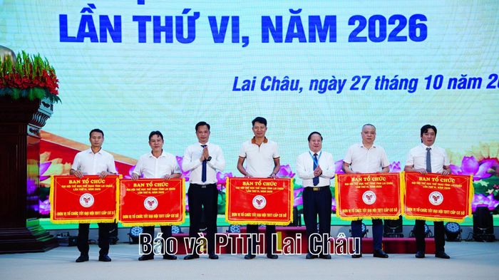 Ban Tổ chức trao cờ cho các đơn vị có thành tích xuất sắc.