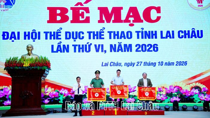 Đồng chí Trần Văn Công – Phó Giám đốc Sở Văn hóa, Thể thao và Du lịch trao giải toàn đoàn cho các đoàn khối sở, ngành.