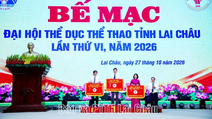 Đồng chí Tống Thanh Hải - Phó Chủ tịch Thường trực UBND tỉnh, Trưởng Ban Tổ chức Đại hội trao giải toàn đoàn cho các đoàn khối xã, phường.