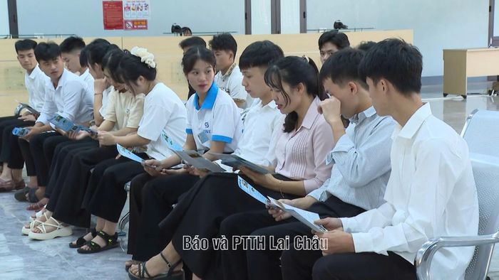 Người lao động tìm hiểu thông tin về thị trường xuất khẩu lao động.