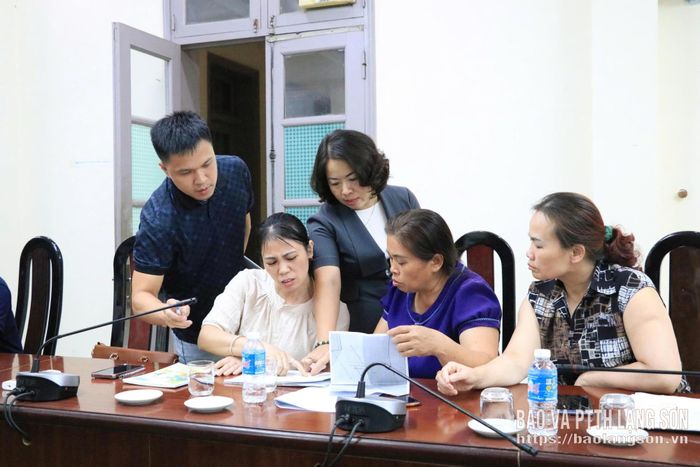 Lãnh đạo UBND phường Đông Kinh tuyên truyền, vận động các hộ dân bàn giao mặt bằng để thi công Dự án đường dẫn vào Khu tái định cư đường Lý Thái Tổ kéo dài