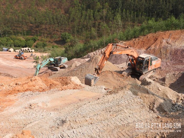 Nhà thầu tập trung máy móc thiết bị để đào đắp dứt điểm xong trong tháng 10 tại vị trí Km 3+300 - Km 3+600 của dự án, phục vụ thi công chuyển giai đoạn
