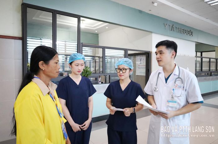 Bác sỹ Nguyễn Thành Đô (ngoài cùng bên phải) trao đổi với người nhà bệnh nhân