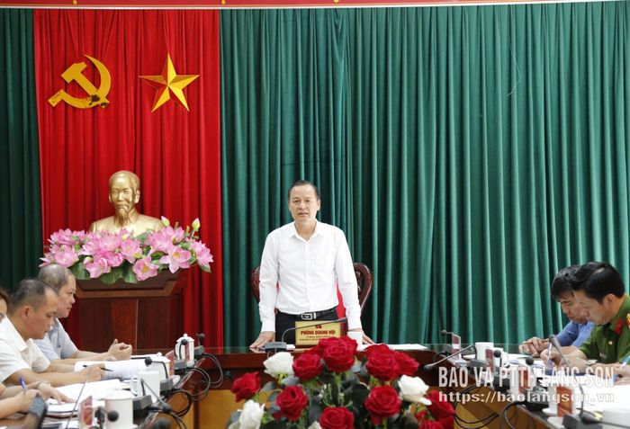 Đồng chí Phùng Quang Hội, Ủy viên Ban Thường vụ Tỉnh ủy, Bí thư Đảng ủy, Chủ tịch HĐND phường Đông Kinh phát biểu tại cuộc họp
