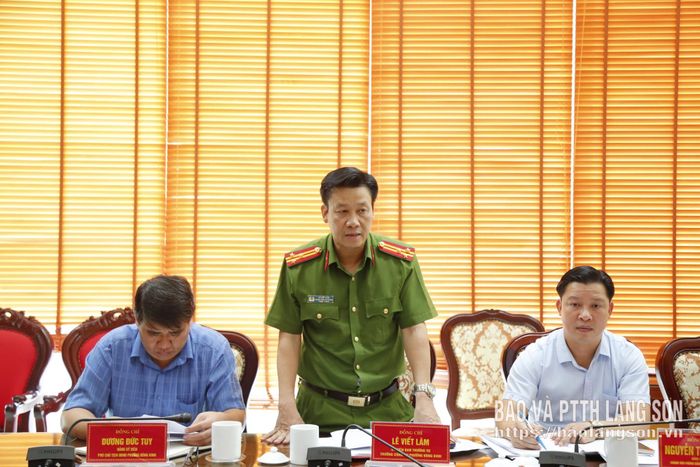 Đại diện Công an phường Đông Kinh phát biểu tại cuộc họp