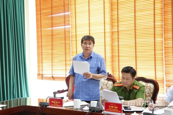 Lãnh đạo UBND phường Đông Kinh phát biểu tại cuộc họp