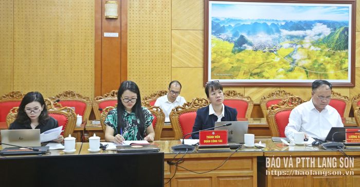 Các thành viên Đoàn công tác của Ban Chính sách, Chiến lược Trung ương tham dự buổi làm việc