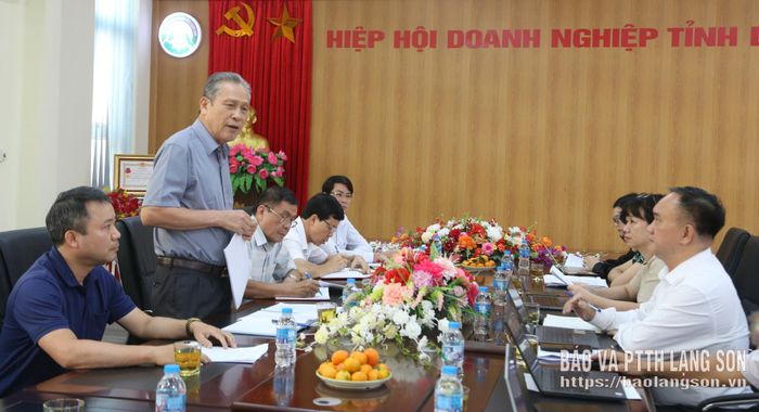 Đại diện Hiệp hội Doanh nghiệp tỉnh trao đổi về tình hình sản xuất kinh doanh của các doanh nghiệp với Đoàn công tác