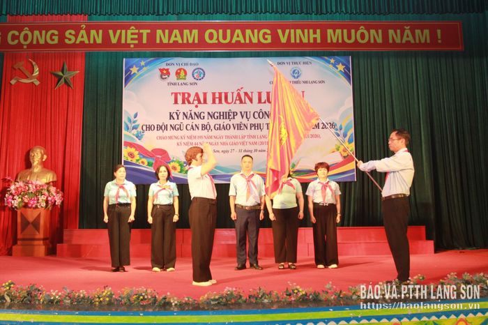 Ban tổ chức trại huấn luyện trao cờ hiệu cho liên đội tạm thời