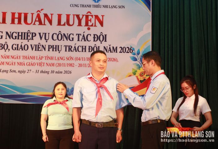 Ban tổ chức trại huấn luyện trao cấp hiệu chỉ huy cho Ban chỉ huy các liên, chi đội