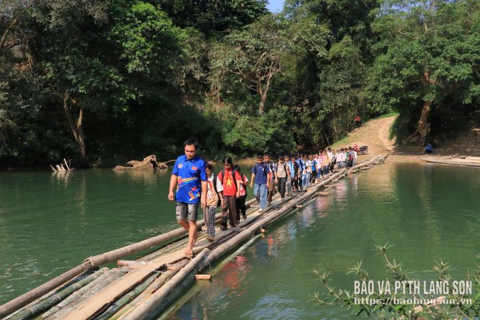 Các em học sinh đi học trên cây cầu tạm dựng bằng tre tại vị trí Khuổi Mạ - Khuổi Chặng (khu vực điểm trường Khuổi Chặng)
