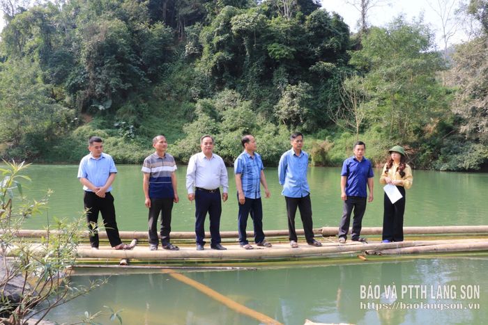 Đại diện Ban Văn hóa - Xã hội HĐND tỉnh khảo sát tại cầu dựng tạm bằng tre tại vị trí Khuổi Mạ - Khuổi Chặng (khu vực điểm trường Khuổi Chặng)