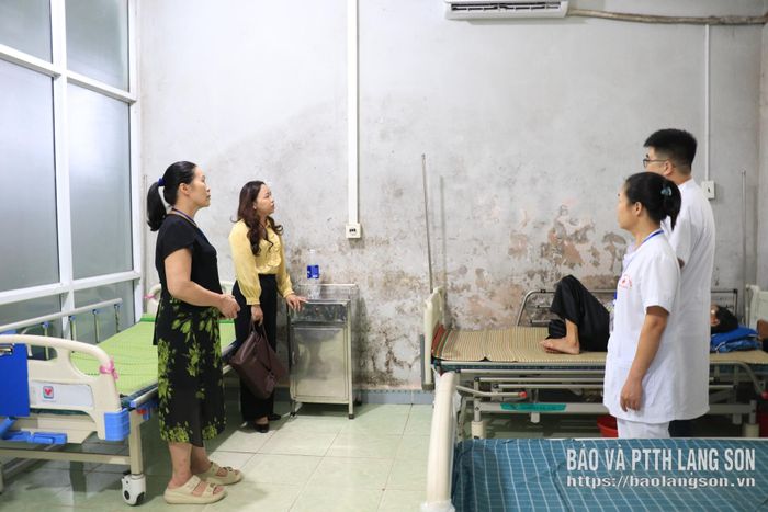 Đại diện Ban Văn hóa - Xã hội HĐND tỉnh khảo sát tại Trung tâm Y tế khu vực Bình Gia