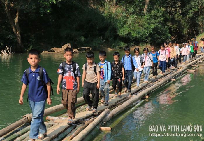 Các em học sinh đi học trên cầu dựng tạm bằng tre tại vị trí Khuổi Mạ - Khuổi Chặng (khu vực điểm trường Khuổi Chặng)