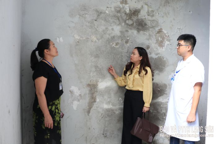 Đại diện Ban Văn hóa - Xã hội HĐND tỉnh khảo sát tại Trung tâm Y tế khu vực Bình Gia