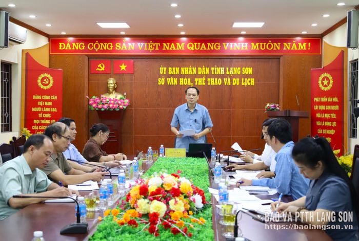 Lãnh đạo Sở Văn hóa, Thể thao và Du lịch tỉnh, Chủ tịch hội đồng phát biểu kết luận cuộc họp