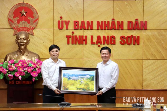 Lãnh đạo UBND tỉnh Lạng Sơn tặng quà lưu niệm lãnh đạo UBND thành phố Hải Phòng