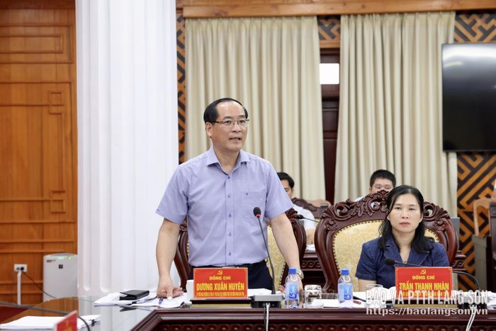 Đồng chí Dương Xuân Huyên, Ủy viên Ban Thường vụ Tỉnh ủy, Phó Chủ tịch Thường trực HĐND tỉnh phát biểu thảo luận tại hội nghị