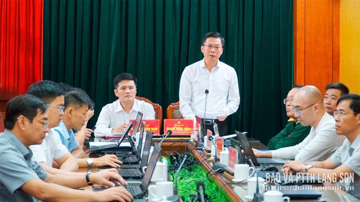 Đồng chí Đinh Hữu Học, Ủy viên Ban Thường vụ Tỉnh ủy, Phó Chủ tịch Thường trực UBND tỉnh phát biểu tại cuộc họp
