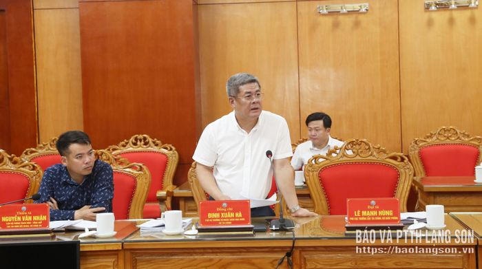 Phó vụ trưởng Vụ Ngân sách nhà nước (Bộ Tài chính), thành viên đoàn công tác trao đổi các nội dung tại buổi làm việc