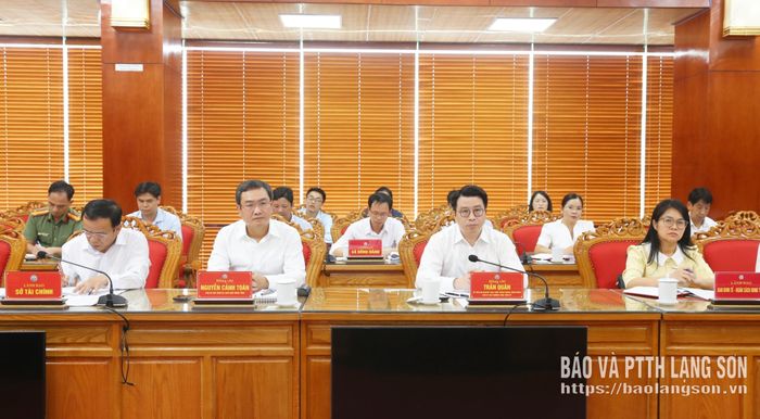 Lãnh đạo tỉnh và các đại biểu dự buổi làm việc