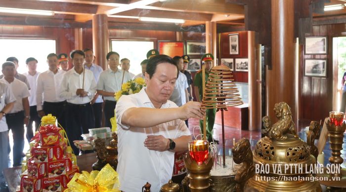 Đoàn dâng hương tại Khu lưu niệm đồng chí Hoàng Văn Thụ