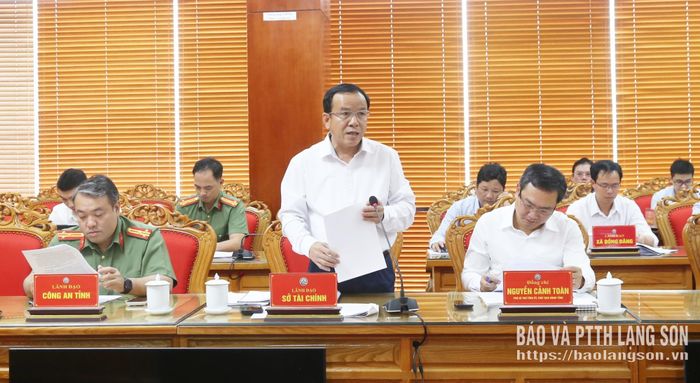 Đồng chí Phan Hồng Tiến, Ủy viên Ban Thường vụ Tỉnh ủy, Giám đốc Sở Tài chính báo cáo kết quả thực hiện Nghị quyết số 16 của Bộ Chính trị trên địa bàn tỉnh