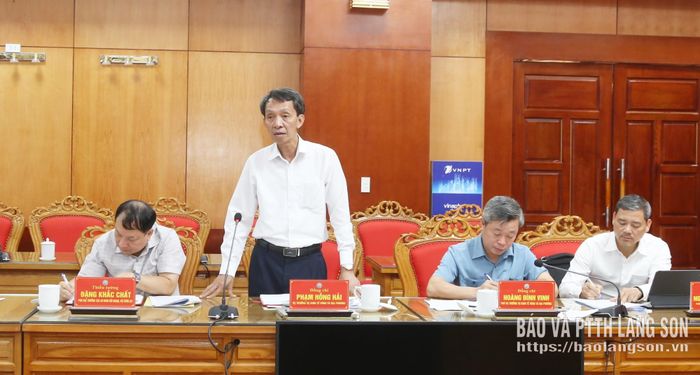 Vụ trưởng Vụ Kinh tế vùng và Địa phương (Ban Chính sách, Chiến lược Trung ương), thành viên đoàn công tác trao đổi các nội dung tại buổi làm việc