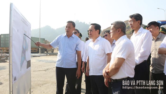Đoàn khảo sát tại khu vực Cửa khẩu Quốc tế Hữu Nghị
