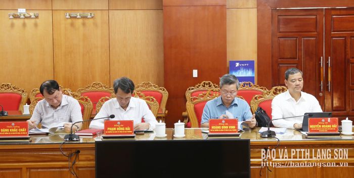 Các thành viên đoàn công tác dự buổi làm việc