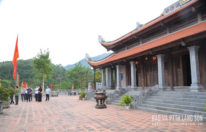Các thành viên đoàn công tác khảo sát tại đền Chi Lăng