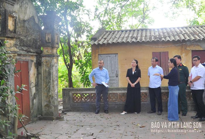 Các thành viên đoàn công tác khảo sát tại di tích đền Quán Nàng, xã Chi Lăng