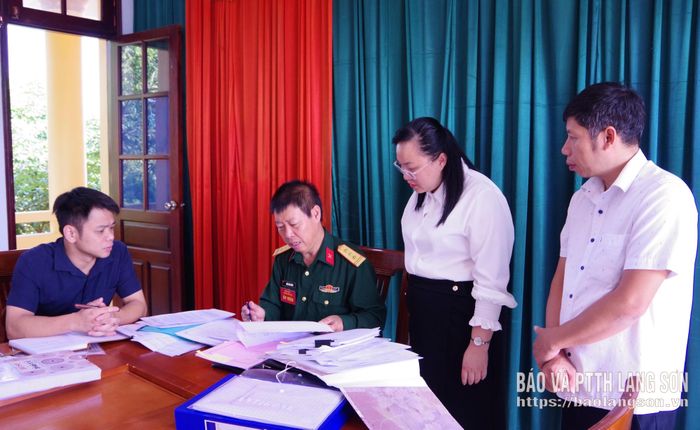 Đoàn kiểm tra hệ thống văn kiện, kế hoạch, sổ sách về công tác quốc phòng, quân sự địa phương đối với khối cơ quan nhà nước trong tỉnh