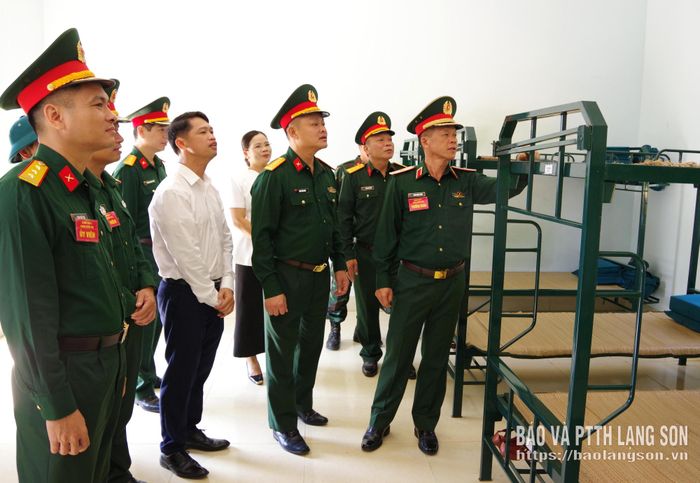 Đoàn tiến hành kiểm tra trụ sở Tiểu đội dân quân thường trực biên giới xã Mẫu Sơn