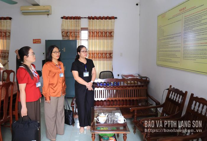 Đoàn kiểm tra thực tế tại trụ sở tiếp công dân của xã Văn Quan
