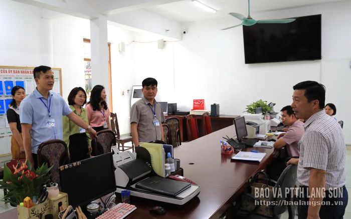 Đoàn kiểm tra thực tế tại Trung tâm Phục vụ hành chính công xã Văn Quan