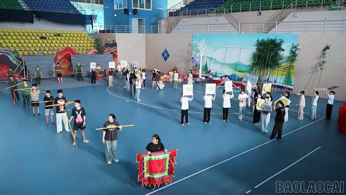 Nghệ sĩ, diễn viên chuyên nghiệp và không chuyên tập luyện chuẩn bị cho chương trình nghệ thuật khai mạc Đại hội.