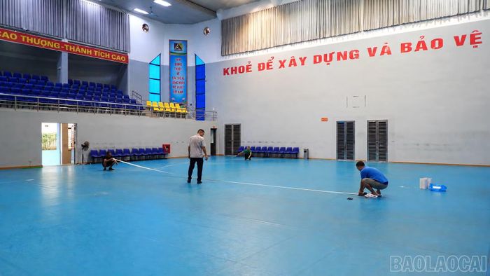 Công tác chuẩn bị sân bóng chuyền tại Nhà thi đấu Công ty Apatit Việt Nam được khẩn trương hoàn thiện trước ngày khai mạc Đại hội.