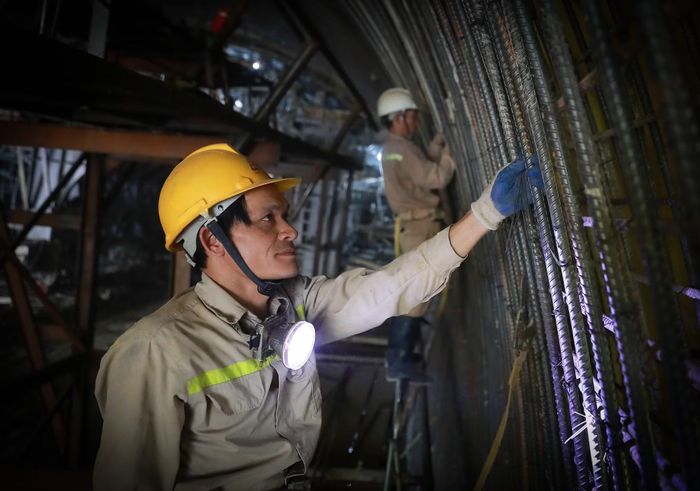 Hơn 100 kỹ sư, công nhân cùng phương tiện, thiết bị được huy động trên công trường, tổ chức thi công 3 ca liên tục để đẩy nhanh tiến độ.