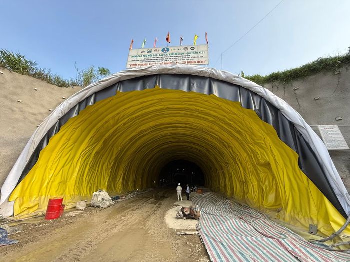 Công trình do Công ty Cổ phần Sông Đà 10 thi công, đã thông hầm ngày 24/5/2026, sớm hơn kế hoạch 1 tháng, tạo điều kiện triển khai các hạng mục bên trong hầm.