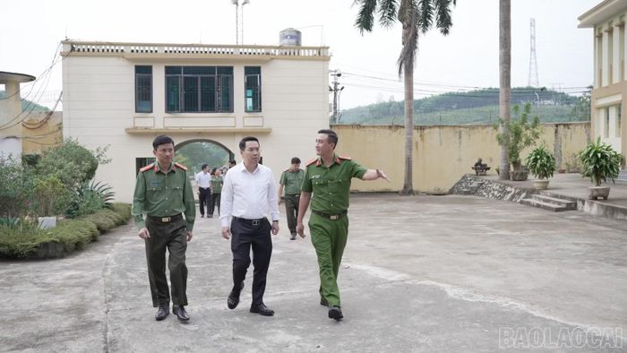  Chủ tịch UBND tỉnh Nguyễn Tuấn Anh khảo sát hiện trạng Trại tạm giam số 2. 