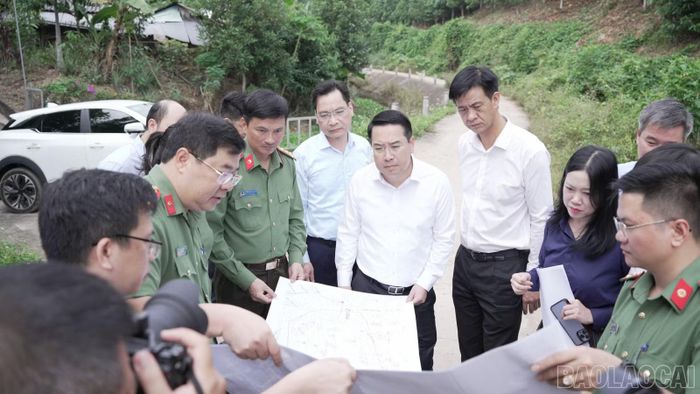  Chủ tịch UBND tỉnh Nguyễn Tuấn Anh và đoàn công tác khảo sát vị trí dự kiến xây dựng mới Trại tạm giam số 2 tại xã Việt Hồng. 